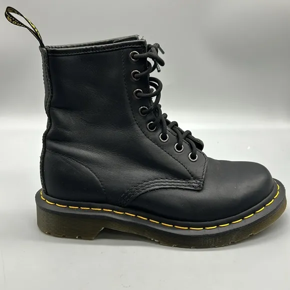 Doc martens 11821 combat boots sz 6