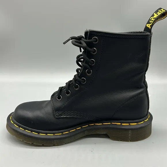 Doc martens 11821 combat boots sz 6