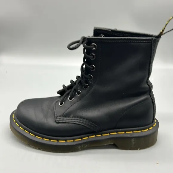 Doc martens 11821 combat boots sz 6