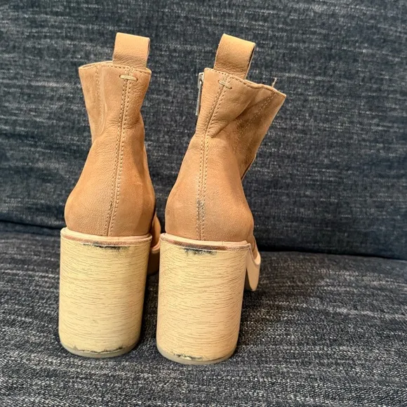 DOLCE VITA women’s Cecile suede Tan Heeled Boots with wooden Chunky Platform 7.5