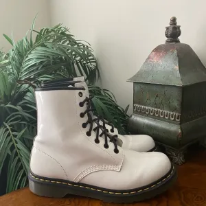 Dr. Martens 1460 W White Patent Lamper Leather 8-Eye Boots