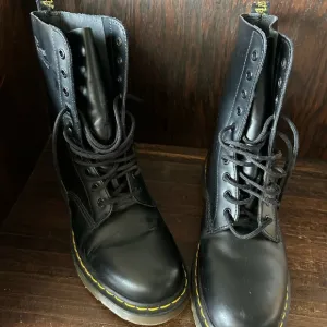 Dr. Martens Black Lace-Up Boots 1460 Classic 8-Eye Combat Boots