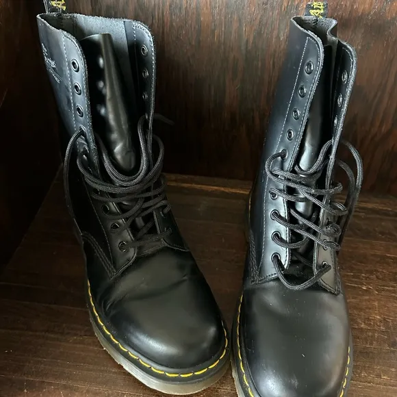 Dr. Martens Black Lace-Up Boots 1460 Classic 8-Eye Combat Boots