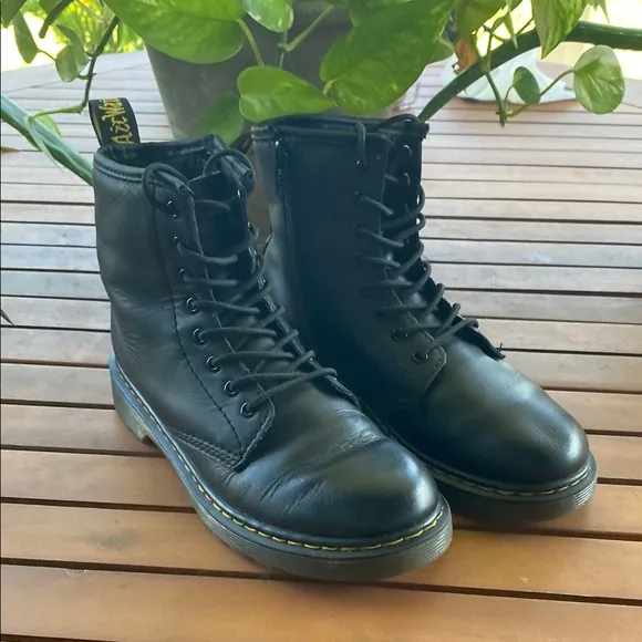 Dr. Martens Junior Softy T leather lace up boots iconic classic black leather