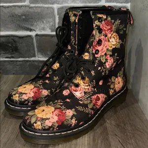 Dr. Martens Victoria Floral boots Women’s size US 9