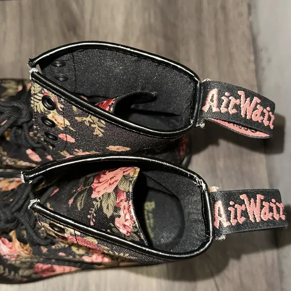 Dr. Martens Victoria Floral boots Women’s size US 9