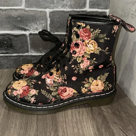 Dr. Martens Victoria Floral boots Women’s size US 9