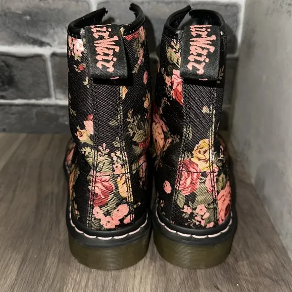 Dr. Martens Victoria Floral boots Women’s size US 9