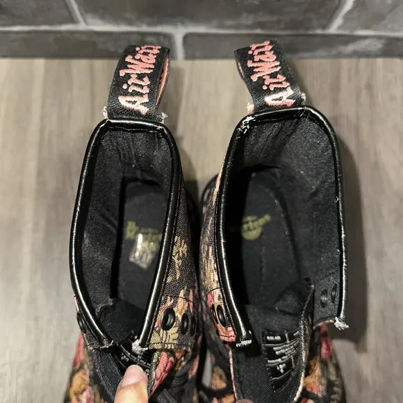 Dr. Martens Victoria Floral boots Women’s size US 9
