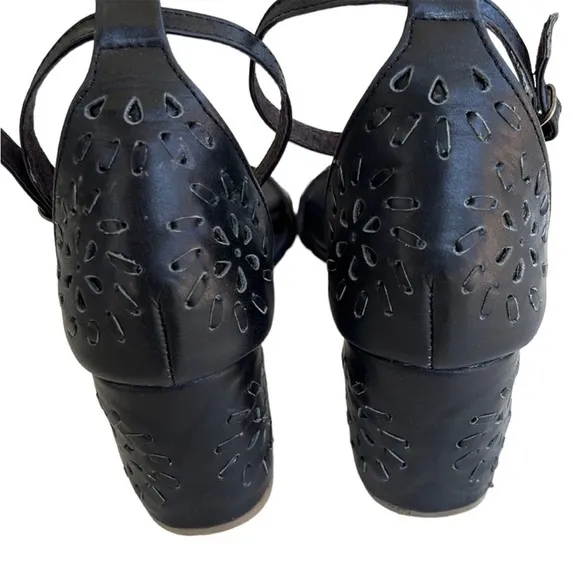 EUC ELF Leather Heeled Whipstitch Sandals Black Size 7.5