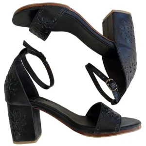 EUC ELF Leather Heeled Whipstitch Sandals Black Size 7.5