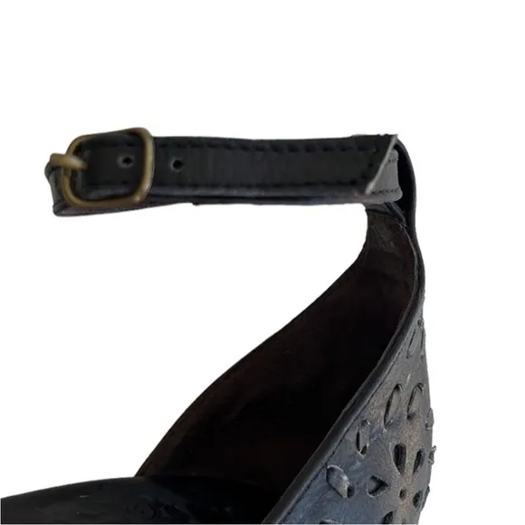 EUC ELF Leather Heeled Whipstitch Sandals Black Size 7.5