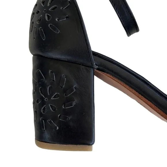 EUC ELF Leather Heeled Whipstitch Sandals Black Size 7.5