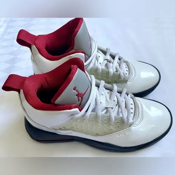 EUC Nike Air Jordan Maxin 200 GS Red &amp; White Jumpman Sneaker Like NEW Boys 5.5Y