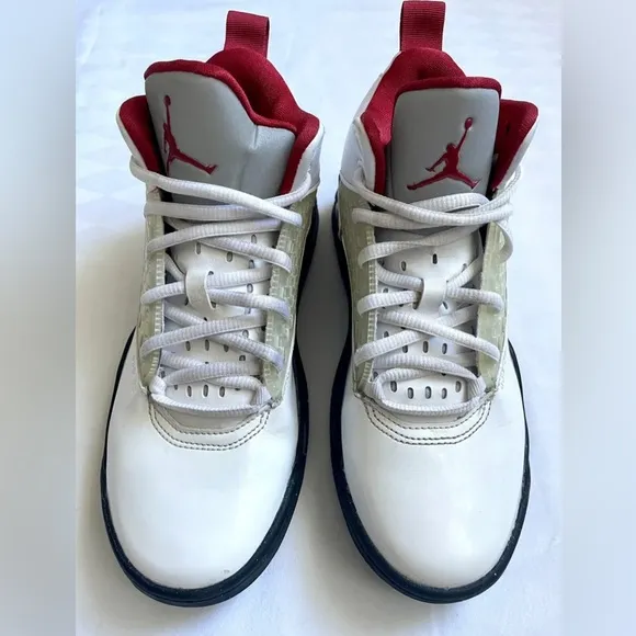EUC Nike Air Jordan Maxin 200 GS Red &amp; White Jumpman Sneaker Like NEW Boys 5.5Y