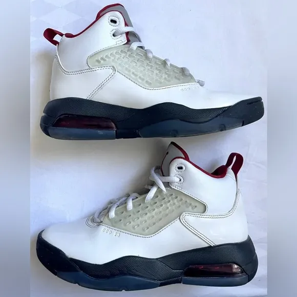 EUC Nike Air Jordan Maxin 200 GS Red &amp; White Jumpman Sneaker Like NEW Boys 5.5Y