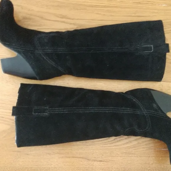 F. KNEE HIGH SUEDE Nearly New Black Suede Boots by Designer Aldo