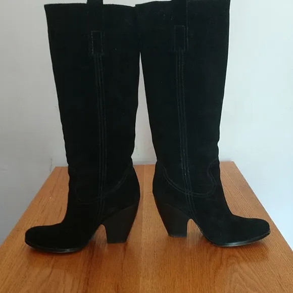 F. KNEE HIGH SUEDE Nearly New Black Suede Boots by Designer Aldo