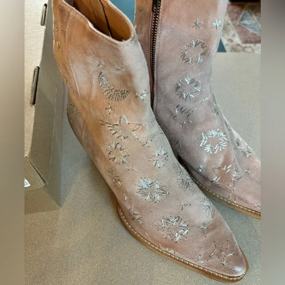 Free People Bowers Cowgirl Boots NWT Powder Pink Suede Celestial