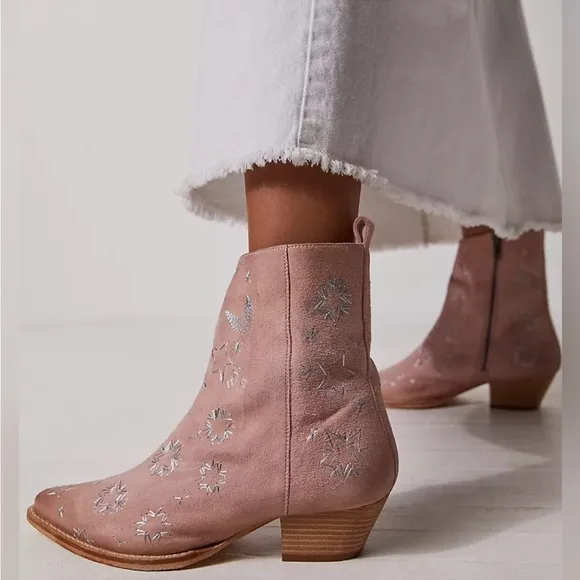 Free People Bowers Cowgirl Boots NWT Powder Pink Suede Celestial