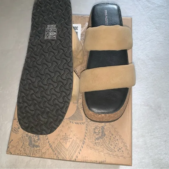 FREE PEOPLE Fairmount Flared Sandals / Pancake tan suede new in box size 9
