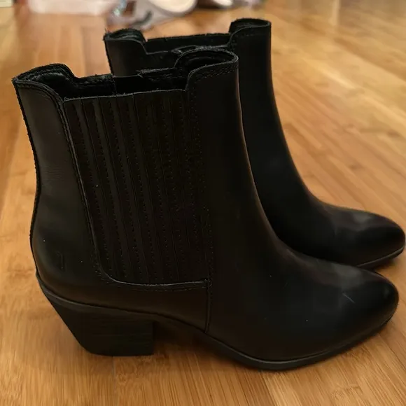 Frye Black Ankle Boots with Smooth Leather and Moderate Heel