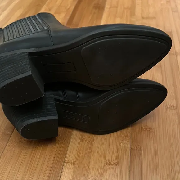 Frye Black Ankle Boots with Smooth Leather and Moderate Heel