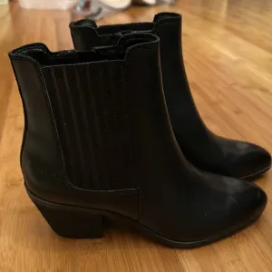 Frye Black Ankle Boots with Smooth Leather and Moderate Heel