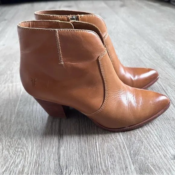 Frye Jennifer cognac pointed toe ankle boots size 6.5