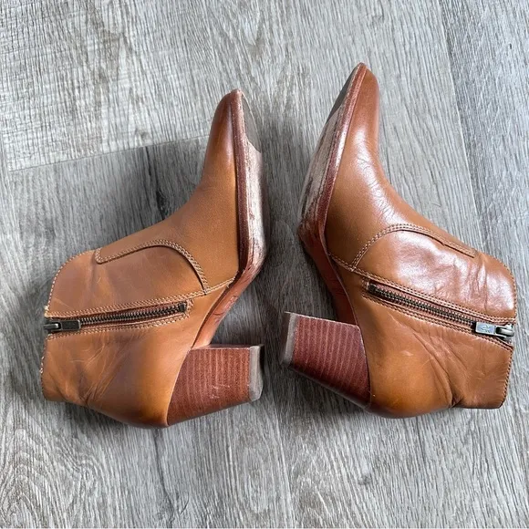 Frye Jennifer cognac pointed toe ankle boots size 6.5