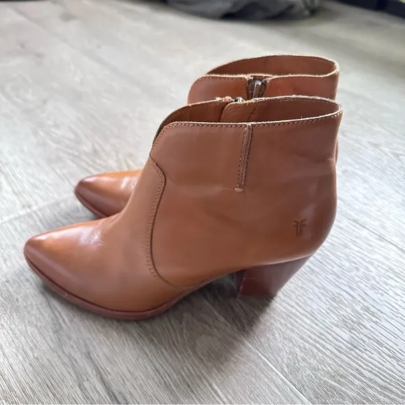 Frye Jennifer cognac pointed toe ankle boots size 6.5