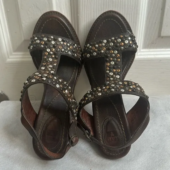 Frye Joy studded heeled sandals in vintage finish women’s size 7