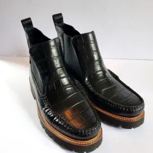 G.H. Bass &amp; Co. Black Ankle Boots with Chunky Sole Women's Size 10 Croc Embossed