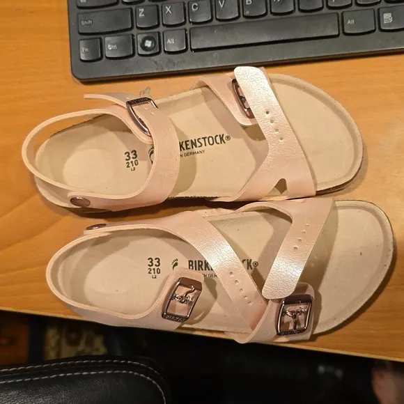 Girls birgenstock sandals, light pink, brand new
