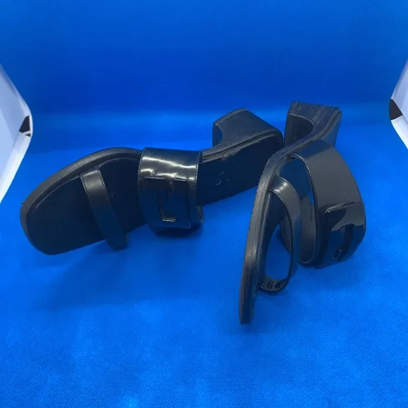 Gucci black leather sandals 106 1260 34 1/2 C