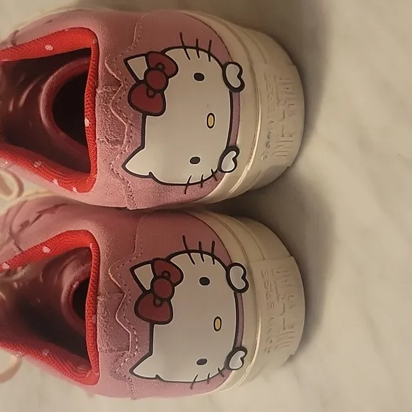 Hello Kitty × Converse One Star Suede Low Top Lace Up Sneakers