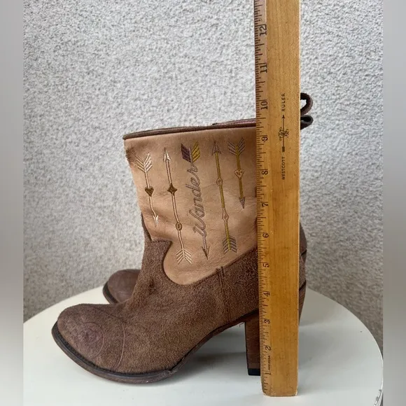 Junk Gypsy by Lane cowboy brown tan booties Wander hearts suede leather sz 11