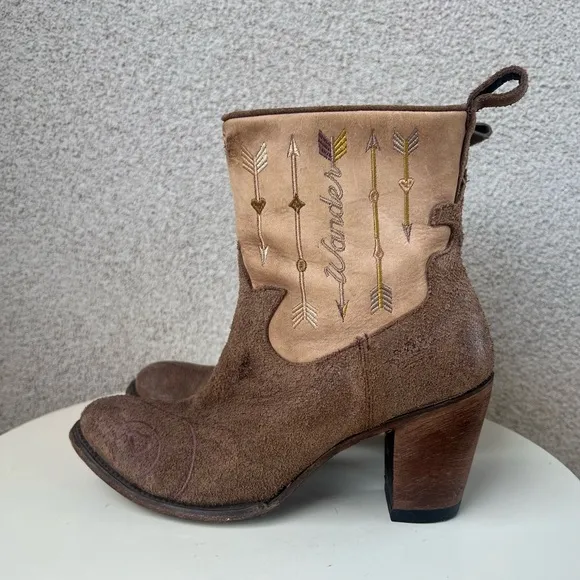 Junk Gypsy by Lane cowboy brown tan booties Wander hearts suede leather sz 11
