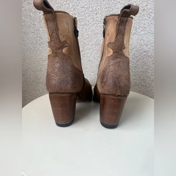 Junk Gypsy by Lane cowboy brown tan booties Wander hearts suede leather sz 11
