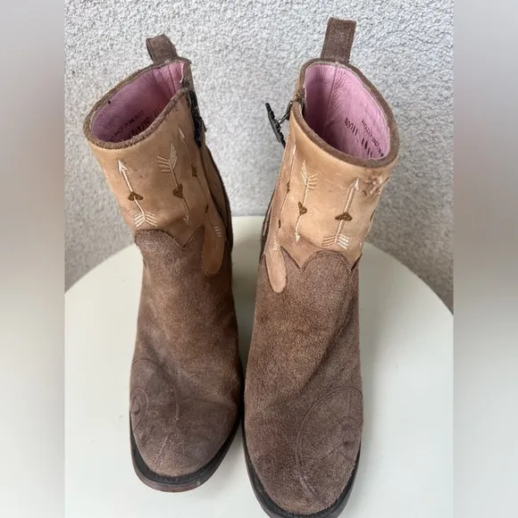 Junk Gypsy by Lane cowboy brown tan booties Wander hearts suede leather sz 11