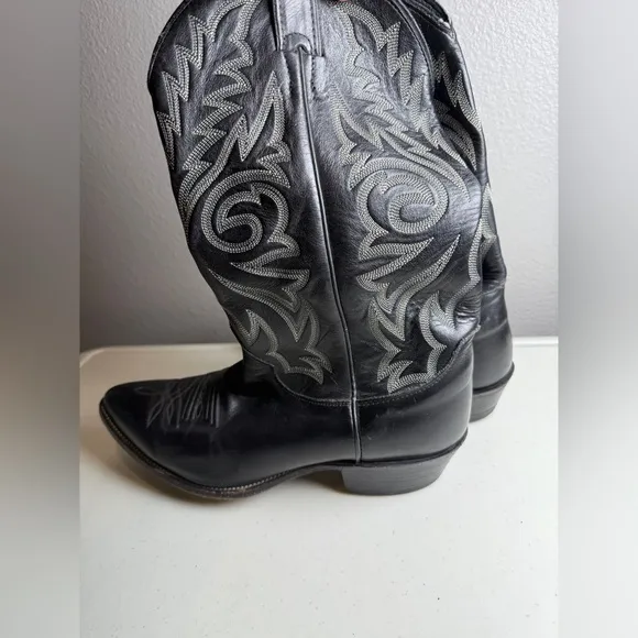 Justin Mens Size 10D Black Western Cowboy Boots Pointed Toe Embroidered Design