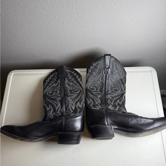 Justin Mens Size 10D Black Western Cowboy Boots Pointed Toe Embroidered Design