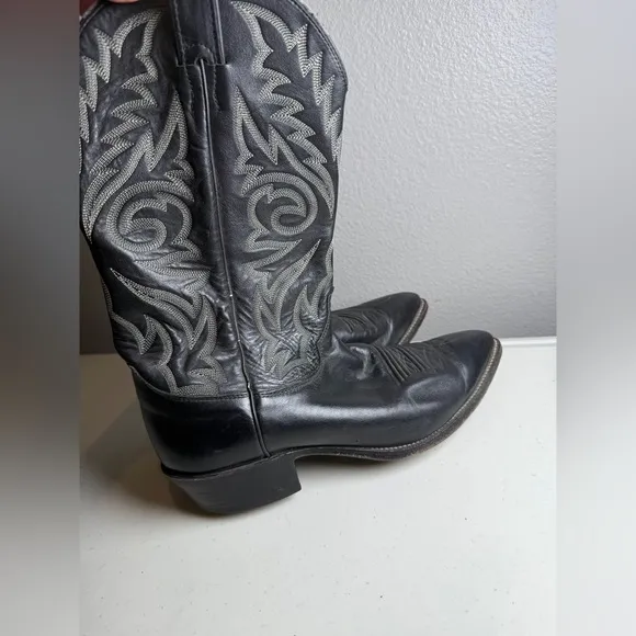Justin Mens Size 10D Black Western Cowboy Boots Pointed Toe Embroidered Design