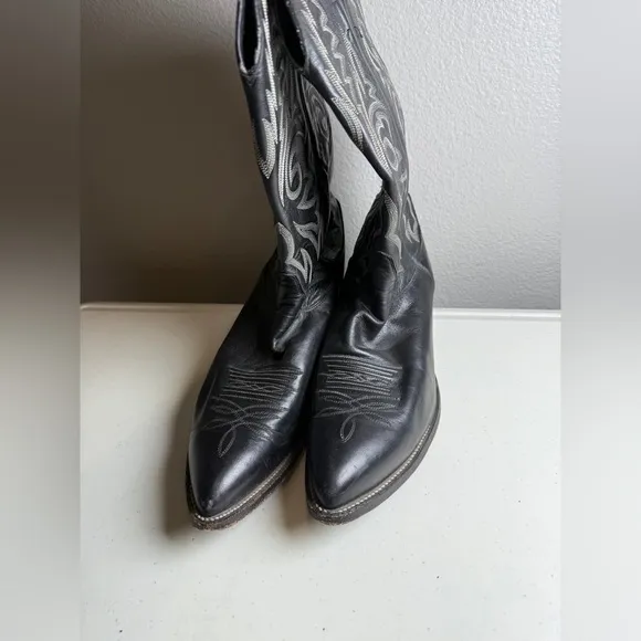 Justin Mens Size 10D Black Western Cowboy Boots Pointed Toe Embroidered Design