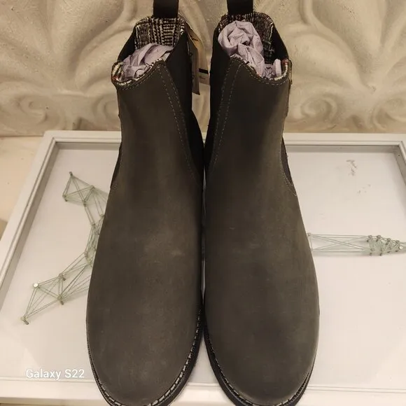 Kamik Women's Ariel C Charoal Waterproof Leather Chelsea Boots Shoes NWT.10