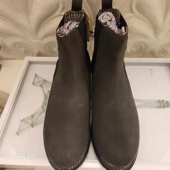 Kamik Women's Ariel C Charoal Waterproof Leather Chelsea Boots Shoes NWT.10