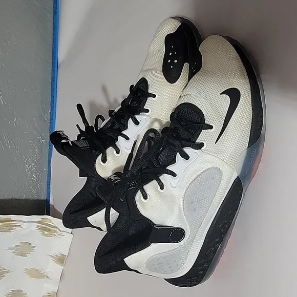 KD Trey 5 7 'White Black size 8.5 Basketball shoes