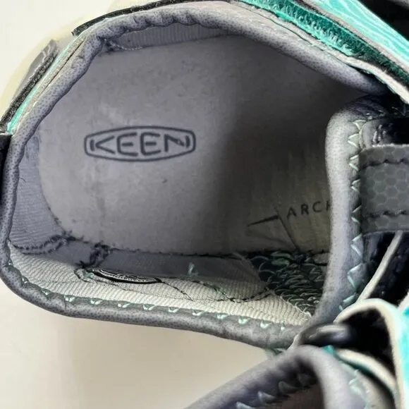 KEEN Knotch Creek Water Hiking Shoes Youth US Size 11 Steel Gray Waterfall Beach