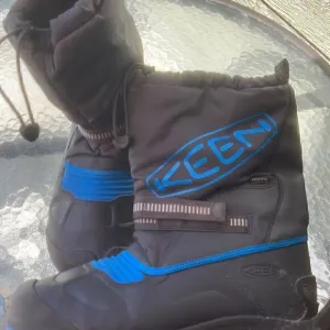 Keen youth boots size 6 bellows flex waterproof super lightweight, nice soles.
