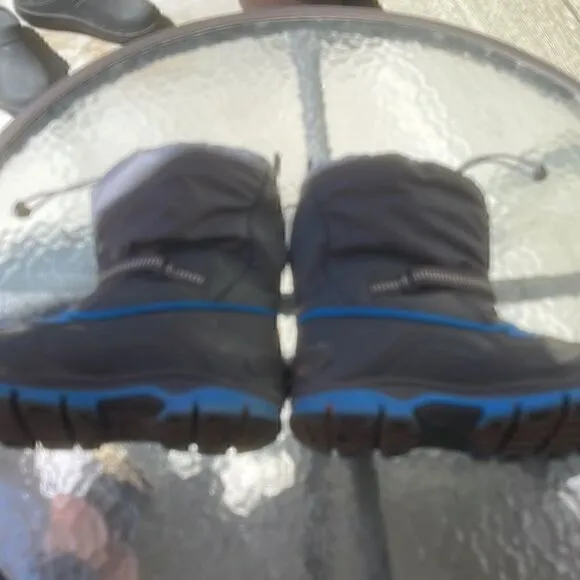 Keen youth boots size 6 bellows flex waterproof super lightweight, nice soles.